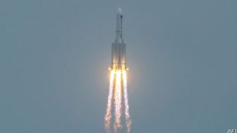 Puing Roket 3,5 Ton Rusia Jatuh ke Bumi Tak Terkendali