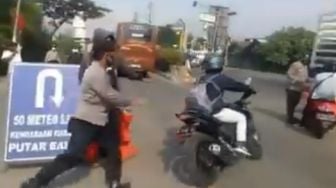 Viral Aksi Pengendara Motor Lolos Penyekatan Mudik