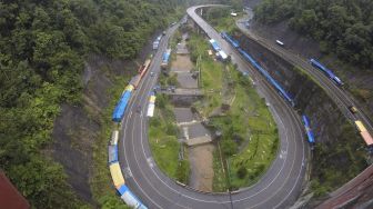 Kendaraan melintas di Jembatan Layang Kelok Sembilan, Kabupaten Limapuluhkota, Sumatera Barat, Minggu (9/5/2021). [ANTARA FOTO/Iggoy el Fitra]