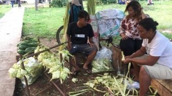 Jelang Lebaran, Penjual Ketupat Mulai Jajakan Dagangan di Pasar Senen