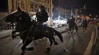 Polisi berkuda Israel dikerahkan untuk membubarkan pengunjuk rasa Palestina di luar Gerbang Damaskus di Kota Tua Yerusalem, pada (8/5/2021). [EMMANUEL DUNAND / AFP]