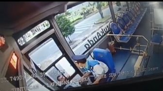 Viral! Momen Mencekam Sopir Bus Tetap Sabar Saat Dipukul dan Diludahi