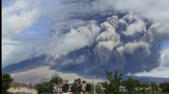 Erupsi Gunung Sinabung, Luncuran Awan Panas Jarak 1 Km Arah Timur