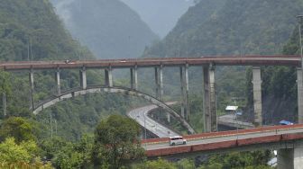 Kendaraan melintas di Jembatan Layang Kelok Sembilan, Kabupaten Limapuluhkota, Sumatera Barat, Minggu (9/5/2021). [ANTARA FOTO/Iggoy el Fitra]
