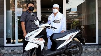 Wow! Rajin Salat di Masjid, Jamaah di Kota Solo Ini Dapat Sepeda Motor