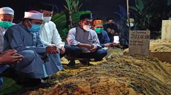 Dimakamkan Malam Hari, Isak Tangis Pecah di Pemakaman Tengku Zulkarnain