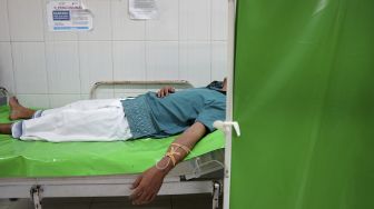 Seorang warga binaan Lembaga Pemasyarakatan (Lapas) Klas IIA Gorontalo menjalani perawatan di Rumah Sakit Aloe Saboe, Kota Gorontalo, Gorontalo, Senin (10/5/2021). [ANTARA FOTO/Adiwinata Solihin]