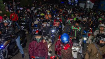 Pemudik sepeda motor memadati jalur pantura Karawang, Jawa Barat, Senin (10/5/2021). [ANTARA FOTO/M Ibnu Chazar]