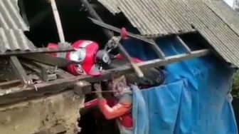 Viral Honda Scoopy Terbang ke Genteng Rumah Warga, Sindiran Warganet Bikin Salah Fokus