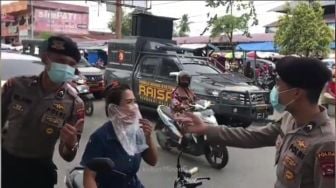 Viral Wanita di Padang Pakai Masker Kantong Plastik, Polisi Ketawa