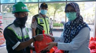 Pelindo IV Bagikan 5.456 Paket Sembako Gratis ke Masyarakat