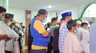 Keluarga Tengku Zulkarnain Salat Ghaib di Medan