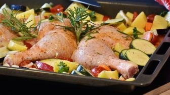 Perlukah Mencuci Ayam Mentah sebelum Dimasak? Ini Saran CDC!