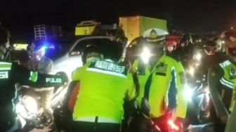 Viral Polisi Peluk Pemudik untuk Redakan Emosi, Warganet: Respect Pak!