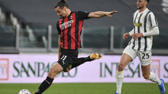 Penyerang AC Milan Zlatan Ibrahimovic (kiri) menembak tepat sasaran di depan gelandang Juventus Adrien Rabiot selama pertandingan sepak bola Serie A Italia Juventus melawan AC Milan di stadion Juventus, Turin, pada (9/5/2021). [Isabella BONOTTO / AFP]