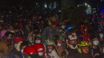 Pemudik sepeda motor memadati jalur pantura Karawang, Jawa Barat, Senin (10/5/2021). [ANTARA FOTO/M Ibnu Chazar]