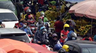 Warga memadati Jalan Imam Bonjol di kawasan Pasar Pasir Gintung, Bandar Lampung, Lampung, Senin (10/5/2021). [ANTARA FOTO/Ardiansyah]