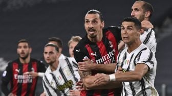 Penyerang AC Milan Zlatan Ibrahimovic (tengah) dan penyerang Juventus Cristiano Ronaldo (kanan) mengincar bola selama pertandingan sepak bola Serie A Italia Juventus melawan AC Milan di stadion Juventus, Turin, pada (9/5/2021). [Marco BERTORELLO / AFP]