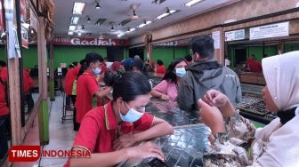 Meski Pandemi, Toko Emas Tetap Ramai Pembeli Jelang Lebaran