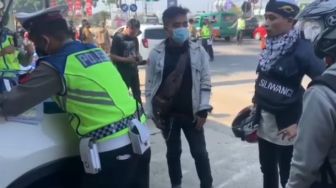 Dicegat Polisi dan Tak Mau Putar Balik, Pemudik Nekat Pura-pura Kesurupan