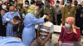 Cegah Penyebaran Covid-19, Pengunjung Mal di Malang Jalani Tes Swab Acak