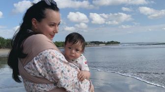 Diajak ke Pantai, Putri Asmirandah Gemesin Banget