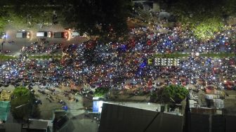 Pemudik sepeda motor terjebak kemacetan saat melintasi posko penyekatan mudik di Kedungwaringin, Kabupaten Bekasi, Jawa Barat, Selasa (11/5/2021) dini hari WIB. ANTARA FOTO/Wahyu Putro 