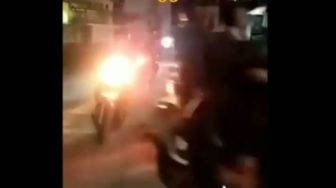 Viral Warga Cirebon Jadi Penunjuk Arah Bantu Pemudik Lewati Jalan Tikus