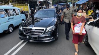 Jelang Hari Raya Idul Fitri, Presiden Jokowi Bagi-bagi Sembako di Cideng
