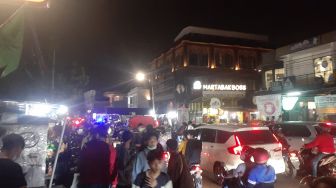 Kerumunan Warga Belanja di Kawasan Jalan Tebet Dalam Hingga Malam