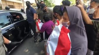 Jokowi dari Mobil Bagi-bagi Sembako, Emak-emak: Alhamdulliah Senang Banget