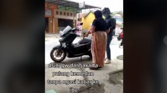 Menyamar Jadi Pembeli Bensin saat Mudik, Pria Ini Bikin Tangis Ibunya Pecah