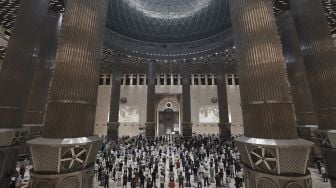 Umat Islam melaksanakan shalat tarawih berjamaah di Masjid Istiqlal, Jakarta, Selasa (11/5/2021). [Suara.com/Angga Budhiyanto]