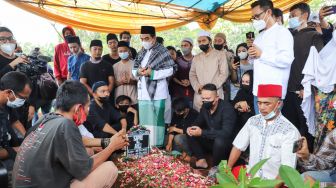 Pemakaman Sapri Dibanjiri Artis, Vicky Prasetyo Ajak Ayu Azhari Nikah Siri
