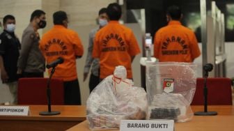 Sejumlah tersangka OTT Bupati Nganjuk dan barang bukti dihadirkan saat konferensi pers OTT Bupati Nganjuk di Bareskrim Polri, Jakarta, Selasa (11/5/2021). ANTARA FOTO/Reno Esnir

