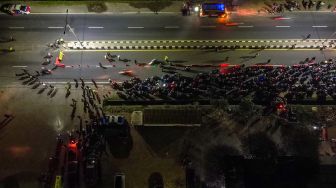 Pemudik sepeda motor terjebak kemacetan saat melintasi posko penyekatan mudik di jalur Pantura Patokbeusi, Subang, Jawa Barat, Selasa (11/5/2021) dini hari. ANTARA FOTO/M Ibnu Chazar