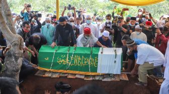 Jenazah komedian Sapri Pantun saat akan dimakamkan  di TPU Ulujami, Pesanggrahan, Jakarta Selatan, Selasa (11/5/2021). [Suara.com/Alfian Winanto]