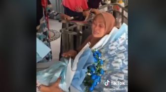 Beri THR Emak dan Ibu Mertua Sama Rata, Perbedaan Ekspresi Keduanya Disorot