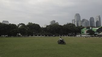 Petugas memeriksa tanda batas jarak untuk salat Idul Fitri 1442 Hijriah di lapangan Masjid Agung Al-Azhar, Jakarta Selatan, Rabu (12/5/2021). [Suara.com/Angga Budhiyanto]