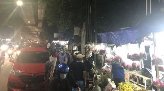 Meski Dilarang Ziarah, Warga Bogor Serbu Penjual Kembang Tabur Makam