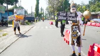 Hanoman Menghalau Pemudik di Pos Penyekatan Blitar - Malang