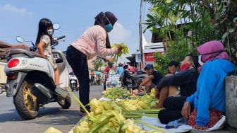 Jelang Tradisi Ketupatan, Harga Janur Melambung Tinggi di Surabaya