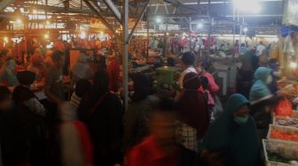 Pasar Bantargebang Ramai Diserbu Warga Jelang Lebaran