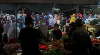 Suasana di pasar Bantargebang, Kota Bekasi, Rabu (12/5/2021). [Suara.com/Dian Latifah]