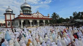 Jamaah Tarekat Syattariah berada di halaman Masjid Syaikhuna Habib Muda Seunagan sebelum melaksanakan shalat Idul fitri 1442 Hijriah Desa Peuleukung, Seunagan Timur, Nagan Raya, Aceh, Rabu (12/5/2021).  ANTARA FOTO/Syifa Yulinnas
