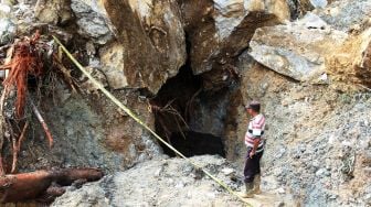 Warga mencari pekerja tambang emas yang masih tertimbun di kawasan hutan Jorong Timbahan, Nagari Abai, Kecamatan Sangir Batang Hari, Kabupaten Solok Selatan, Sumatera Barat, Selasa (11/5/2021).  ANTARA FOTO/Muhammad Arif Pribadi