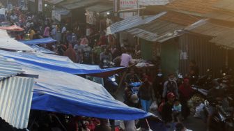 Suasana di pasar Bantargebang, Kota Bekasi, Rabu (12/5/2021). [Suara.com/Dian Latifah]