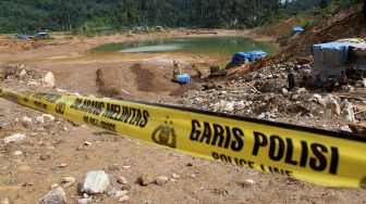 Warga mencari pekerja tambang emas yang masih tertimbun di kawasan hutan Jorong Timbahan, Nagari Abai, Kecamatan Sangir Batang Hari, Kabupaten Solok Selatan, Sumatera Barat, Selasa (11/5/2021).  ANTARA FOTO/Muhammad Arif Pribadi