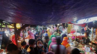 Suasana di pasar Bantargebang, Kota Bekasi, Rabu (12/5/2021). [Suara.com/Dian Latifah]