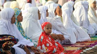 Jamaah Tarekat Syattariah berada di halaman Masjid Syaikhuna Habib Muda Seunagan sebelum melaksanakan shalat Idul fitri 1442 Hijriah Desa Peuleukung, Seunagan Timur, Nagan Raya, Aceh, Rabu (12/5/2021).  ANTARA FOTO/Syifa Yulinnas
